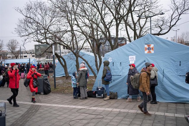 Gente proveniente de diferentes puntos de Ucrania espera en las inmediaciones de la estación de tren de Lviv, a 2 de marzo de 2022, en Lviv (Ucrania). Más de 2.000 civiles ucranianos han muerto desde el comienzo de la invasión lanzada por Rusia el pasado 