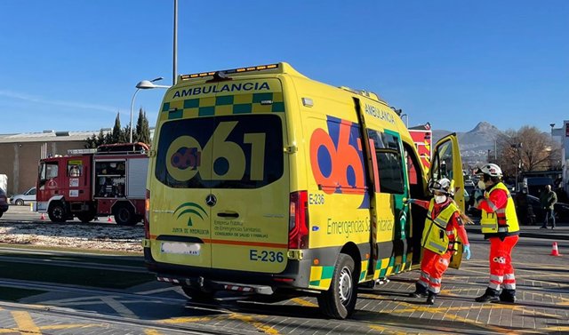 Archivo - Ambulancia de servicios de emergencias del Servicio Andaluz de Salud y camión de Bomberos durante un servicio, en una imagen de archivo
