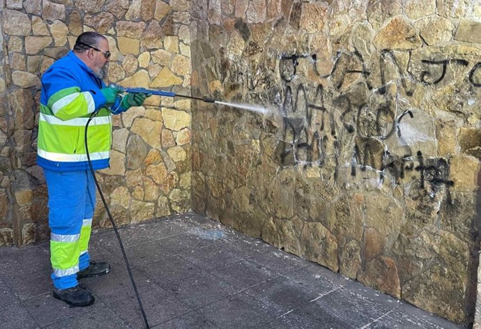 Trabajador de Emaya limpiando las pintadas.