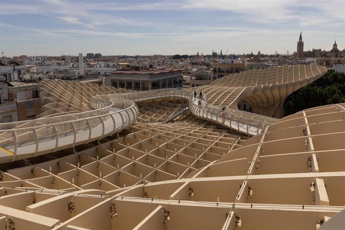 Archivo - Vista panorámica de Sevilla. 