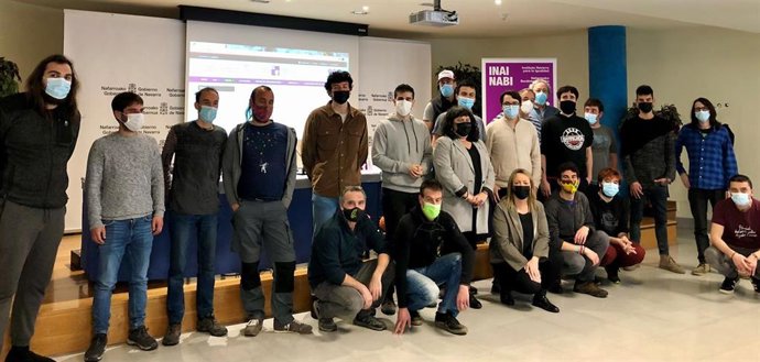 La directora gerente del INAI, Eva Istúriz, junto a los alumnos que participarán en los cursos.