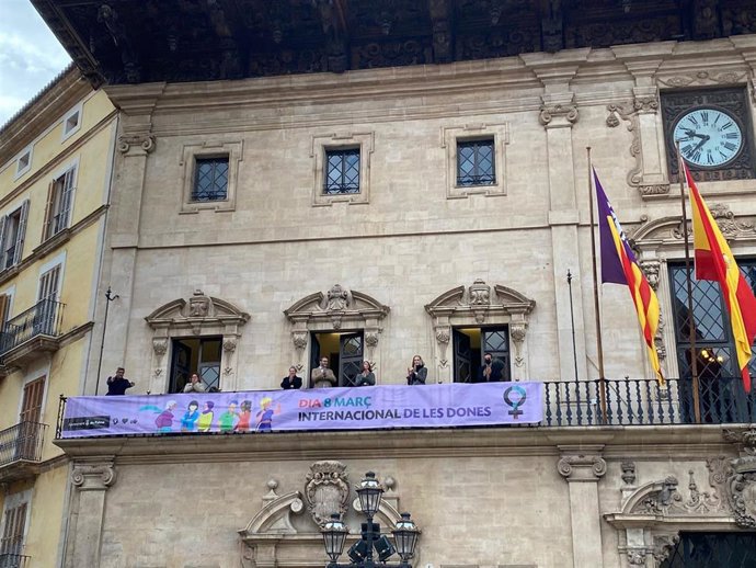 Pancarta en la fachada del Ayuntamiento de Palma para conmemorar el 8M.
