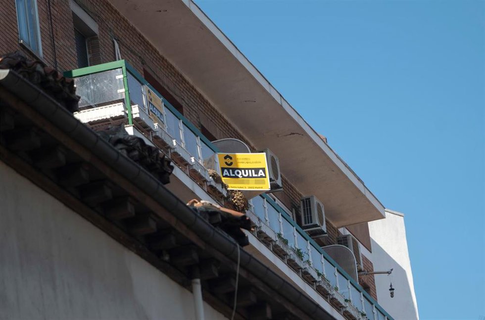 Archivo - Cartel de alquiler en un edificio.