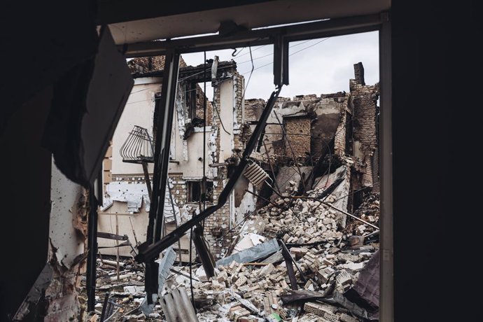 Una casa destruida por las bombas, a 5 de marzo de 2022, en Irpin (Ucrania). El ejército de Ucrania resiste por el momento el duro asedio de Rusia a su capital, Kiev, donde se recrudecen los combates. Naciones Unidas calcula que este domingo, 6 de marzo