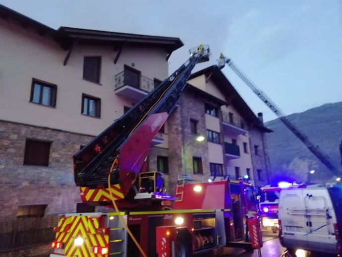 Un incendio calcina parte de una cubierta de un bloque de apartamentos en Campo (Huesca).