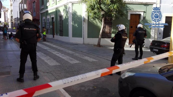 Archivo - Detención de un hombre en Almería que atentó con varios machetes contra agentes de Policía. 