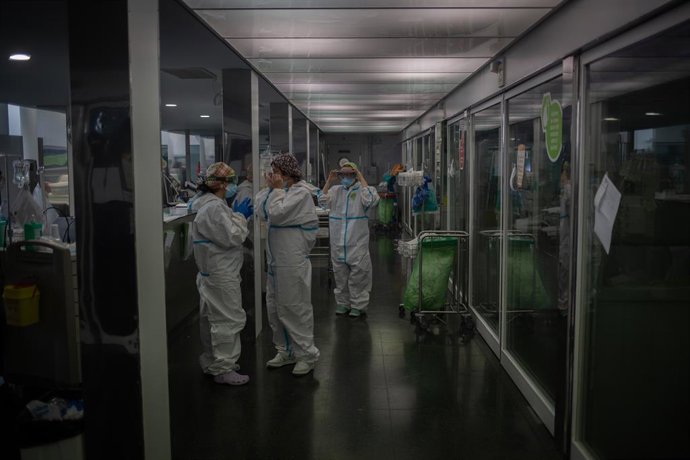 Archivo - Sanitaris protegits a l'UCI