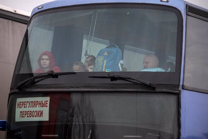 Un autobús, espera para cruzar a Rumanía, en el paso fronterizo de Porubne, a 5 de marzo de 2022, en el oeste de Ucrania. 