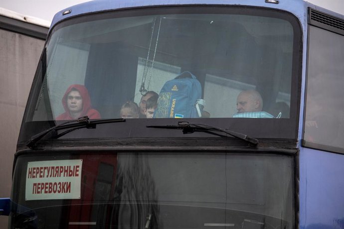 Un autobús, espera para cruzar a Rumanía, en el paso fronterizo de Porubne, a 5 de marzo de 2022, en el oeste de Ucrania.