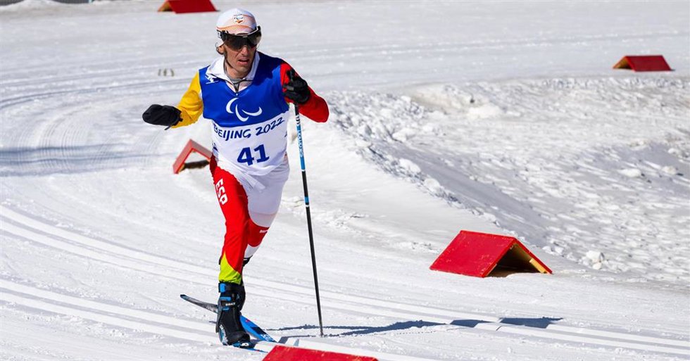 El esquiador español Pol Makuri en la prueba clásica de 20 kilómetros de esquí de fondo en los Juegos Paralímpicos de Invierno de Pekín 2022