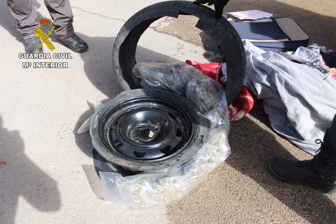 Marihuana oculta en la rueda de repuesto