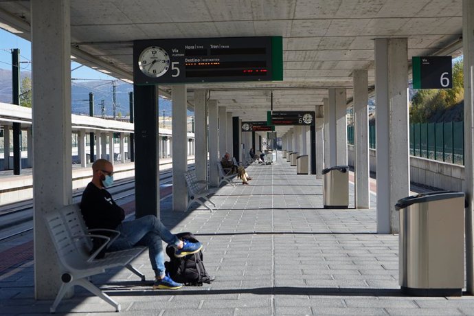 Archivo - Un pasajero espera en la estación de tren ADIF de Segovia,