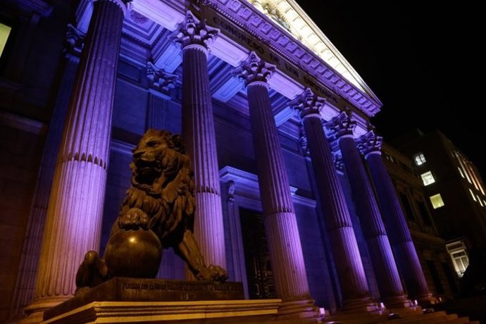 Archivo - Fachada del Congreso, iluminado de violeta, con motivo del Día Internacional de la Mujer.