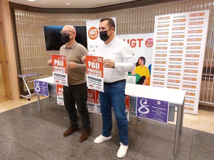 Los secretarios generales de UGT Baleares, Lorenzo Navarro, y el de CCOO en las Islas, José García, explican las razones de la convocatoria de concentraciones en los centros de trabajo el 9 de marzo para pedir el fin de la guerra en Ucrania.