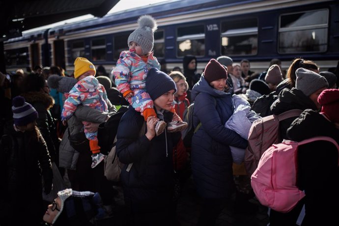 Un grupo de personas a su llegada procedente de Ucrania en la estación de tren de Przemysl, cinco días después del inicio de los ataques por parte de Rusia en Ucrania, a 1 de marzo de 2022, en Przemysl, (Polonia). Polonia se ha convertido en un punto de
