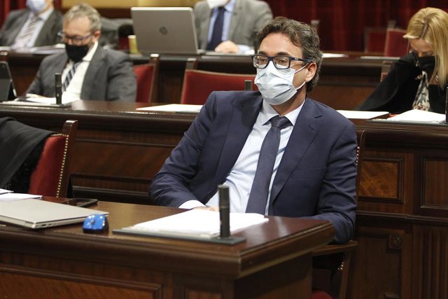 Archivo - El portavoz del PP en el Parlament balear, Antonio Costa, en una sesión plenaria. 