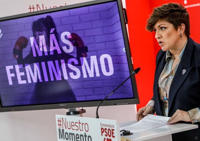 La portavoz del PSOE de Extremadura, Soraya Vega, en rueda de prensa