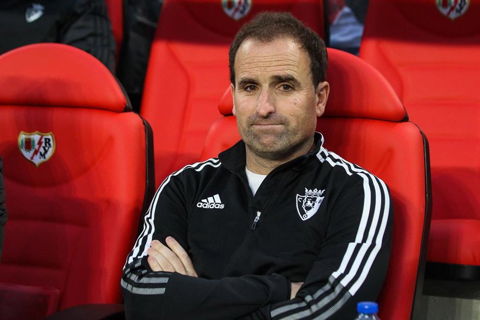 El entrenador del Club Atlético Osasuna, Jagoba Arrasate, antes del encuentro ante el Rayo Vallecano en el Estadio de Vallecas de LaLiga Santander 2021-2022.