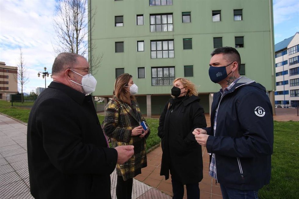 Archivo - Rafael Palacios y Ana Taboada visitan viviendas de Vipasa en el barrio de La Corredoria, en Oviedo