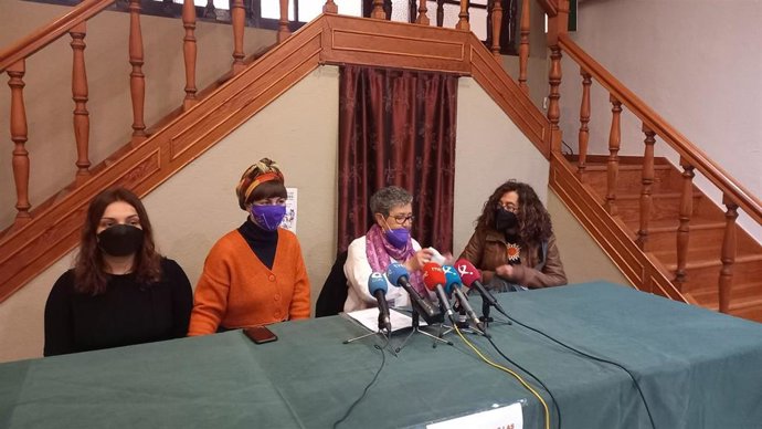 Representantes del Colectivo 8M Cáceres en la presentación de los actos del Día de la Mujer