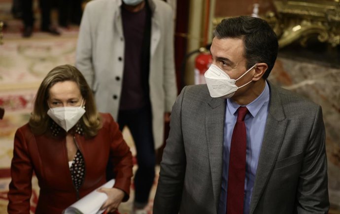 La ministra de Economía, Nadia Calviño, y el presidente del Gobierno, Pedro Sánchez, a su llegada a una sesión plenaria, en el Congreso de los Diputados, a 23 de febrero de 2022, en Madrid (España). Durante el pleno, han debatido sobre la crisis de Ucra
