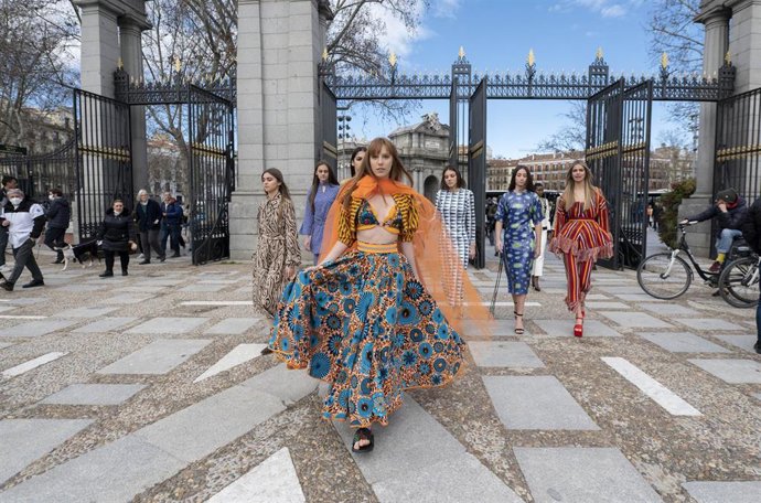 Varias modelos, con diseños españoles, entran en el Retiro , durante la escena móvil Eslowfashion in Moda, a 4 de marzo de 2022, en Madrid (España). Este evento de Madrid es Moda discurre de forma paralela a Mercedes-Benz Fashion Week Madrid