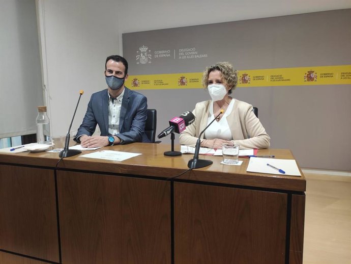 El presidente de Pimem, Jordi Mora, y la delegada del Gobierno en Baleares, Aina Calvo, en una rueda de prensa.