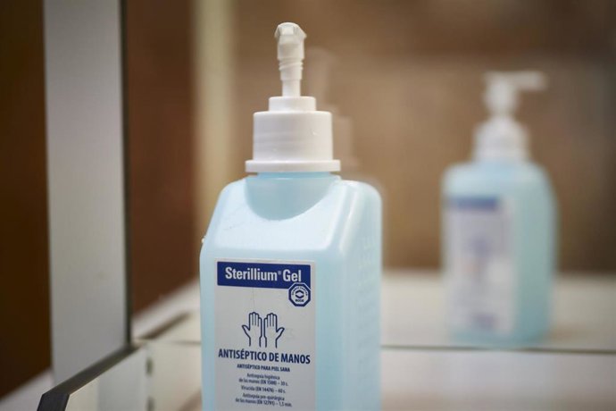 Archivo - Un bote con gel hidroalcohólico en un centor de vacunación en Pamplona.