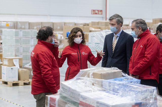 La presidenta de la Comunidad de Madrid, Isabel Díaz Ayuso; el encargado de negocios de la embajada de Ucrania en España, Dmytro Matiuschenko y el consejero de Presidencia, Justicia e Interior de la Comunidad de Madrid, Enrique López