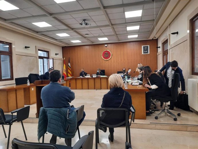 Los acusados antes del juicio, este lunes, en la Audiencia Provincial de Baleares.