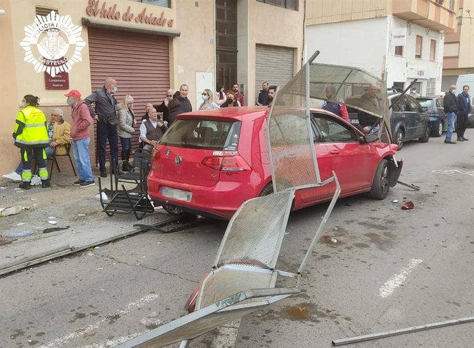 Coche empotrado en la terraza de un bar en Castelló