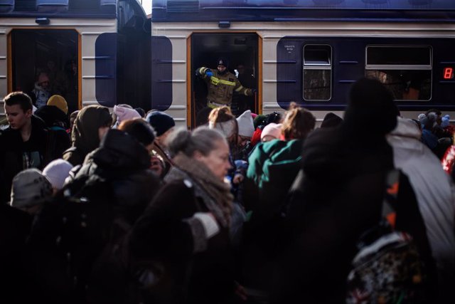 Un grupo de personas a su llegada procedente de Ucrania en la estación de tren de Przemysl (Polonia).