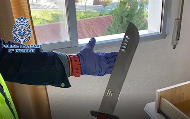 Un machete de grandes dimensiones incautado a un histórico atracador al que se atribuye el robo de 130.000 euros en un banco de la capital