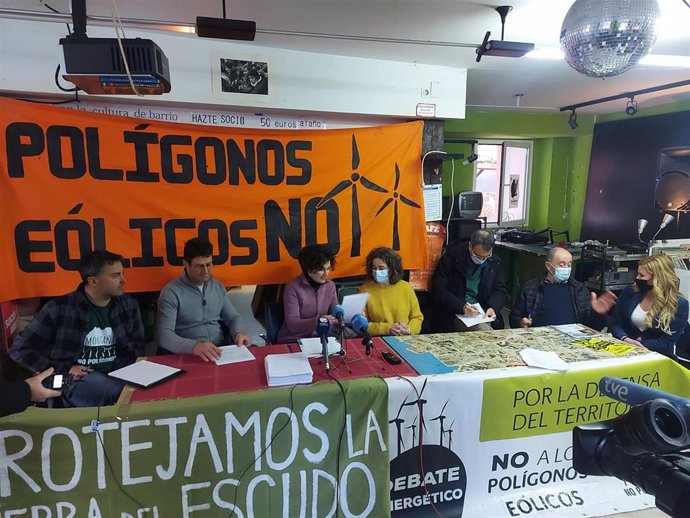 Rueda de prensa de grupos vecinales de los valles del centro/sur de Cantabria y Montaña Palentina sobre polígonos eólicos.