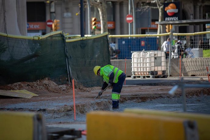 Un obrero en la calle Avenida Diagonal con Paseo de Sant Joan, una de las vías afectadas por las obras para conectar el tranvía de Barcelona por la avenida Diagonal, a 15 de febrero de 2022, en Barcelona, Catalunya (España). Las obras para conectar el t