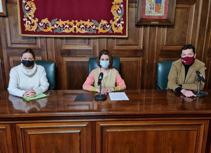 La responsable de Comunicación y Relaciones Institucionales de la Fundación Bodas de Isabel, Belén Royo, la alcaldesa de Teruel, Emma Buj, y el concejal de Turismo, Javier Domingo.