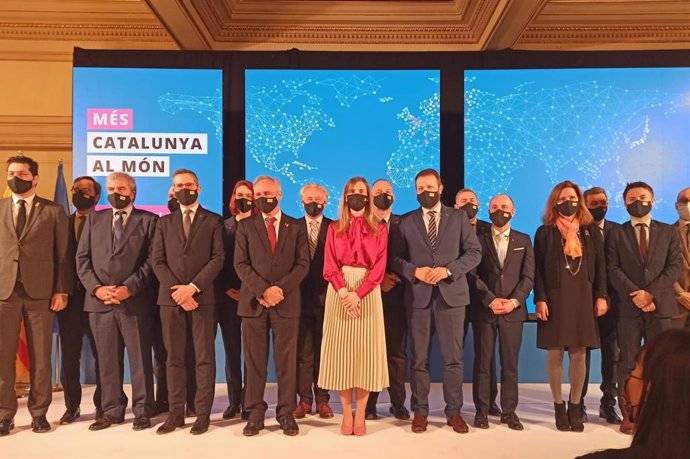 La consellera Victria Alsina, al centre, després de l'acte 'Més Catalunya al món', amb crrecs del departament i delegats del Govern a l'exterior