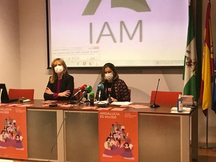 La asesora de programa del Instituto Andaluz de la Mujer (IAM) en Cádiz, Celia Mañueco, y la delegada territorial de Igualdad, Políticas Sociales y Conciliación, Ana Fidalgo.