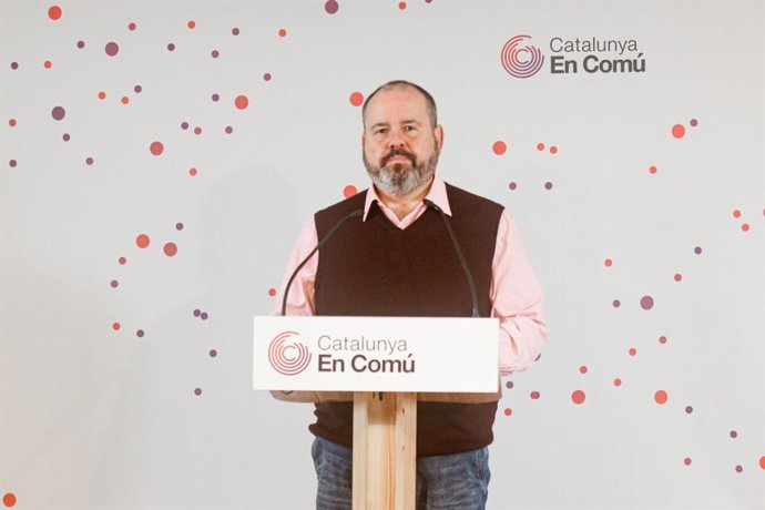 El portaveu dels comuns i diputat al Congrés, Joan Mena, en la roda de premsa