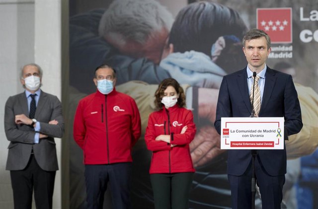El encargado de negocios de la embajada de Ucrania en España, Dmytro Matiuschenko, interviene durante su visita al centro de coordinación logístico habilitado por el Gobierno regional en el Hospital público Enfermera Isabel Zendal