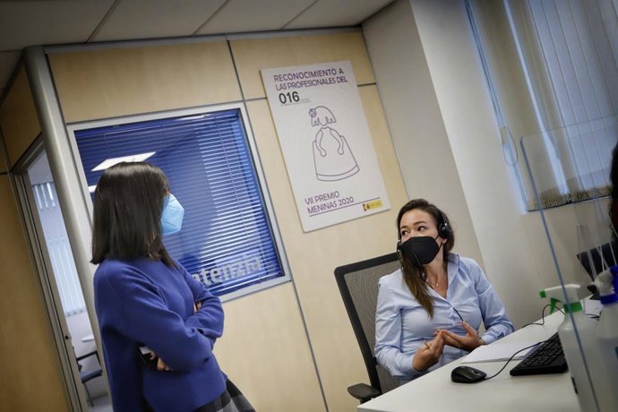 La delegada del Gobierno en Madrid, Mercedes González, visita el centro de llamadas del 016