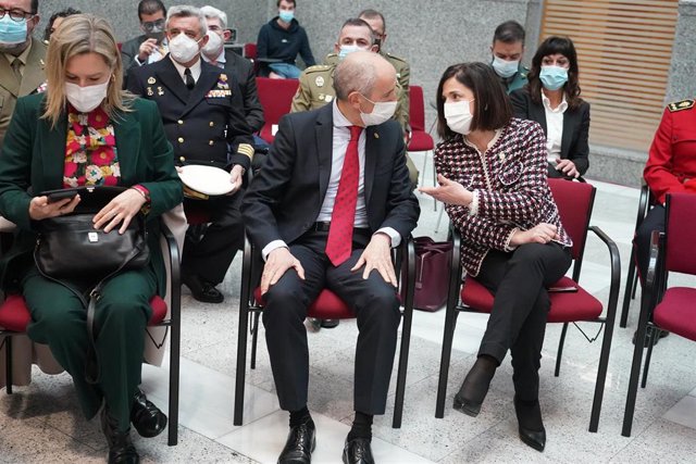 El portavoz del Gobierno Vasco, Josu Erkoreka, y la consejera Beatriz Artolazabal