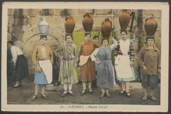 Fotografía de aguadoras en Fuente Concejo que forma parte de la exposición 'Retratos de mujer' en la Sala Pintores 10 de la Diputación de Cáceres