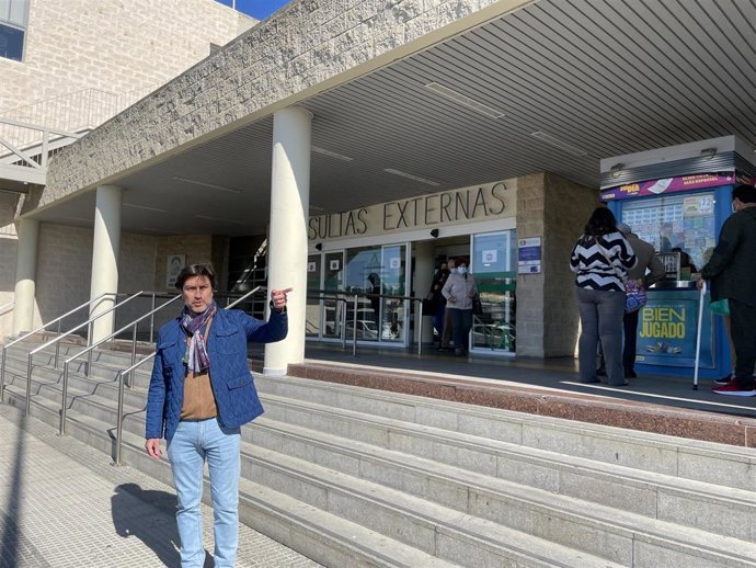 El portavoz de la Comisión Ejecutiva Provincial del PSOE de Huelva, Enrique Gaviño, en las puertas de Consultas Externas del Hospital Juan Ramón JIménez.