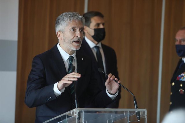 El ministro de Interior, Fernando Grande-Marlaska, atiende a los medios después de  la reunión en la que el ministro presenta el Plan Especial de Seguridad para el Campo de Gibraltar para 2022 y 2023 a 07 de marzo del 2022 en Cádiz (Andalucía)