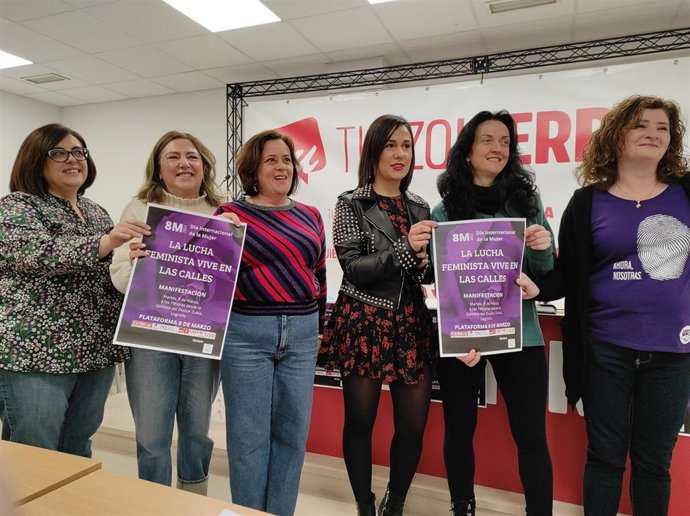 Representantes de la Plataforma 8 de marzo en una comparecencia de prensa en la sede de IU