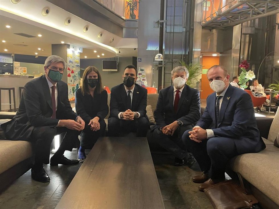 El conseller Roger Torrent, junto al secretario de Empresa y Competitividad, Albert Castellanos, con los directivos de Alexion Marc Dunoyer y Leticia Beleta, y el vicepresidente del hub de desarrollo, Gonzalo de Miquel.