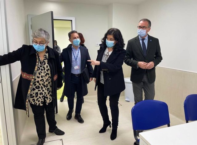 La alcaldesa de Gijón, Ana González; el gerente del área V, Manuel Bayona; la gerente del Sespa, Concepción Saavedra, y el consejero de Salud, Pablo Fernández, en el servicio de Pediatría en el Centro de Especialidades de Pumarín Doctor Avelino González