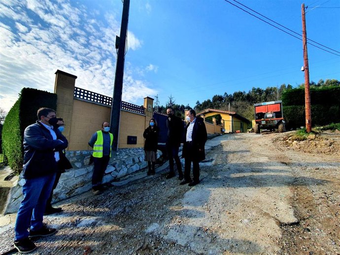 El alcalde, Javier López Estrada, y los concejales José Manuel Cruz Viadero y Pedro Pérez Noriega visitan las obras de saneamiento en Torres Arriba