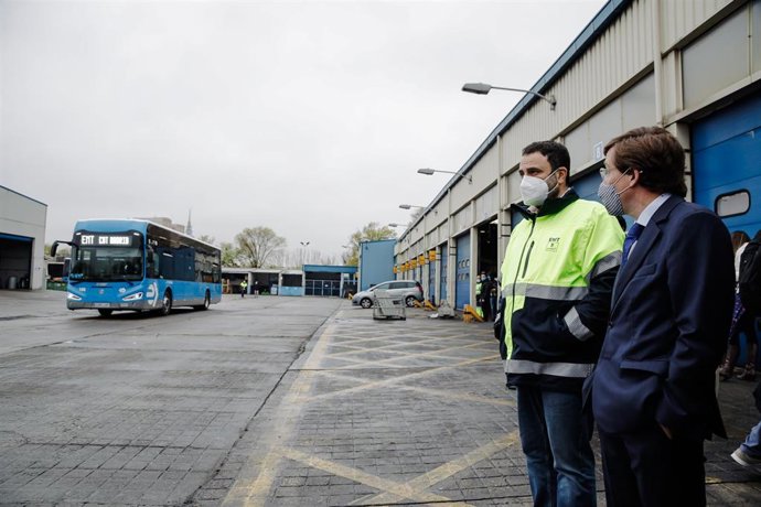 El alcalde de Madrid, Jose Luis Martínez-Almeida (d),  a su llegada a las instalaciones del Centro de Operaciones de La Elipa.